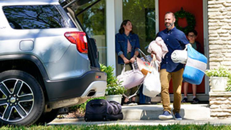 Family packing up the car for a trip